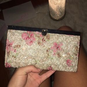 MAGNETIC GLITTER CLUTCH